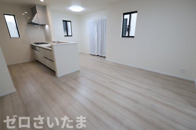 《仲介手数料無料》西区大字指扇235-16新築一戸建てハートフルタウンの居間・リビング