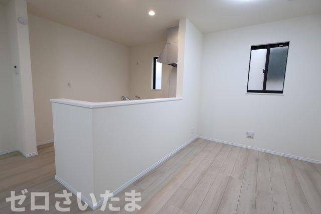 《仲介手数料無料》西区大字指扇235-16新築一戸建てハートフルタウンの居間・リビング