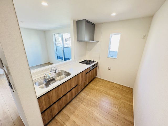 松戸市上矢切新築戸建【南部小学校：6分】のキッチン|お手入れしやすいレンジフード・シンクの水栓には浄水器がついてます！