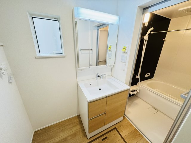 松戸市上矢切新築戸建【南部小学校：6分】の独立洗面台|シャワーヘッド付き三面鏡洗面化粧台