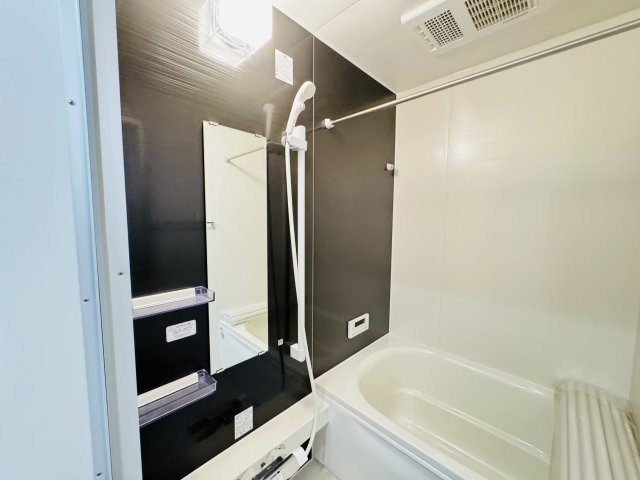 松戸市上矢切新築戸建【南部小学校：6分】の浴室|スライド式シャワーホルダー・手元で水流切り替えシャワーヘッド