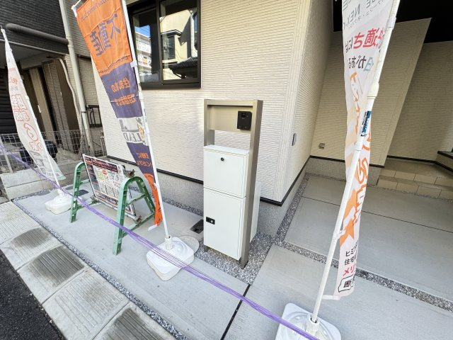 松戸市上矢切新築戸建【南部小学校：6分】の防犯設備|インターホン・宅配ボックス完備