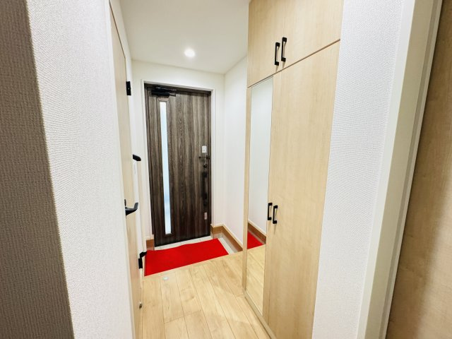 松戸市上矢切新築戸建【南部小学校：6分】の玄関|玄関ホール。ミラー付きシューズボックス