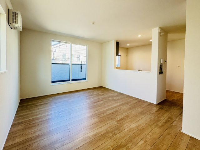 松戸市上矢切新築戸建【南部小学校：6分】の居間・リビング|16帖リビングダイニングキッチン