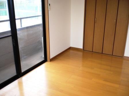 サンベールKの洋室|掃出し窓とベランダもあります