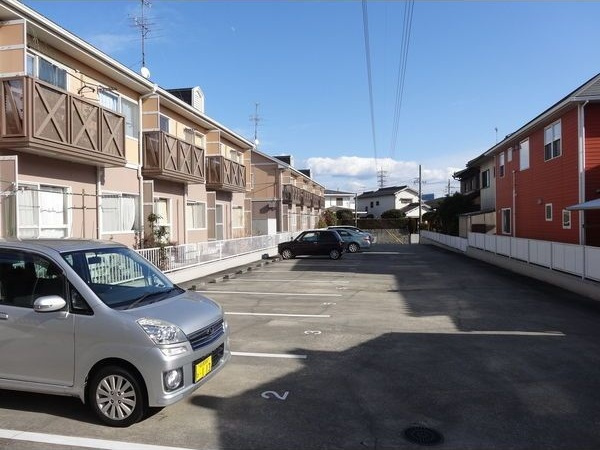 Village Mitake A棟の駐車場