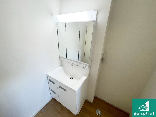高槻市川西町　第1期　新築一戸建ての独立洗面台|清潔感のある洗面台です。フラットな鏡は掃除がしやすく毎日清潔！鏡裏には収納があるのでスッキリとした洗面台が保てます。