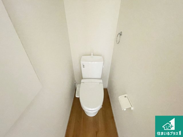 高槻市川西町　第1期　新築一戸建てのトイレ|1・2階の2ヶ所にあるので、朝の忙しい時間の順番待ちもなく、深夜の利用にも大変便利です。