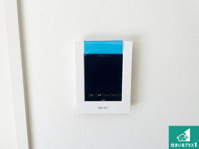 高槻市川西町　第1期　新築一戸建ての防犯設備|カラーモニターインターホン！声だけでなく来訪者の姿や顔がモニターで確認できるので、小さなお子様がいらっしゃるご家庭でも安心できます！