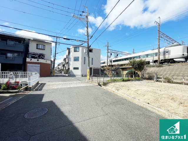 高槻市川西町　第1期　新築一戸建ての前面道路含む現地写真|周辺は閑静な住宅街！前面道路広々で車の出し入れも便利です。駐車が苦手な方でも安心して車庫入れできます！