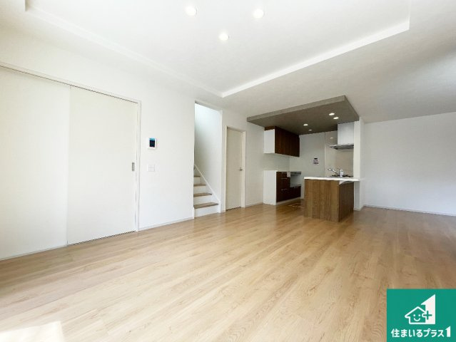 高槻市川西町　第1期　新築一戸建ての居間・リビング|日当たり良好の明るいリビングで朝の目覚めもスッキリできそう！対面キッチンでご家族のコミュニケーションも自然と増える設計！小さなお子様が遊ぶスペースを作っても広々とくつろげるLDK！