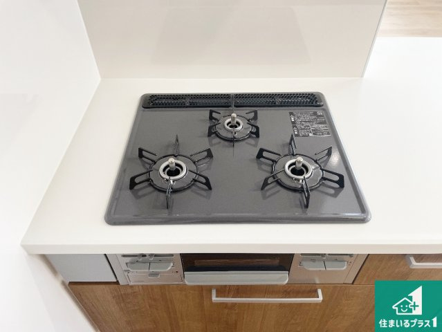 高槻市川西町　第1期　新築一戸建ての設備|ダブル高火力Ｓｉセンサー付きコンロ！３口あるので、まとめて料理をする時も大活躍！