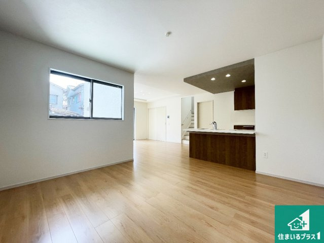 高槻市川西町　第1期　新築一戸建ての居間・リビング|日当たり良好の明るいリビングで朝の目覚めもスッキリできそう！対面キッチンでご家族のコミュニケーションも自然と増える設計！小さなお子様が遊ぶスペースを作っても広々とくつろげるLDK！