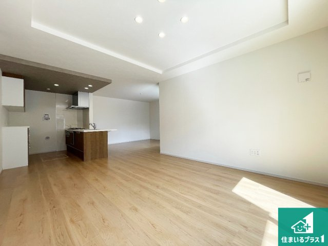 高槻市川西町　第1期　新築一戸建ての居間・リビング|シンプルなリビングは、観葉植物等のインテリアを楽しめますね！パパ好みにも、ママ好みにも家具次第で雰囲気を変えることができます！