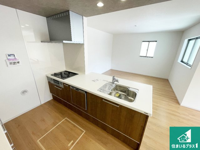 高槻市川西町　第1期　新築一戸建てのキッチン|リビングと統一感があり、使い勝手のいいキッチン。広々としているので、二人並んで作業が出来ちゃいます。お子様と一緒に色々なお料理に挑戦できるスペースがあります。