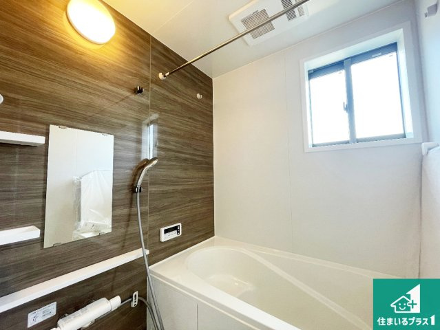 高槻市川西町　第1期　新築一戸建ての浴室|足をゆったり伸ばして寛げる浴槽です。窓が設けられていますので差し込む光が明るく穏やかな雰囲気にしてくれます♪浴室乾燥機も設置しているので、雨の日の洗濯物も安心です♪