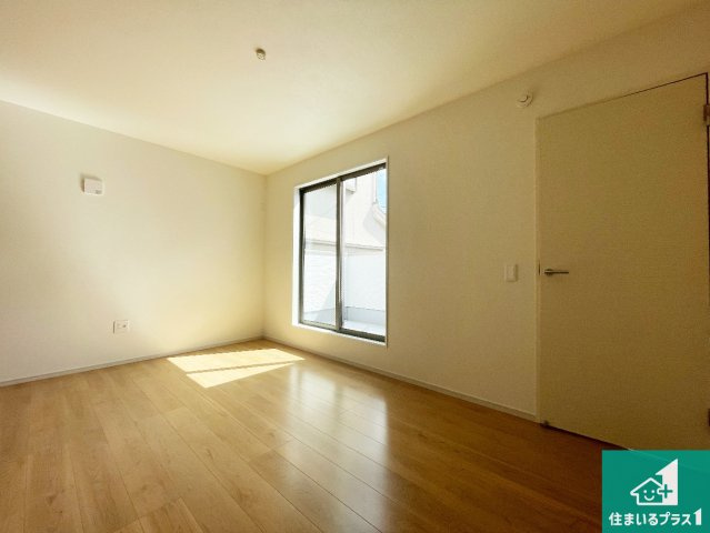 高槻市川西町　第1期　新築一戸建ての洋室|シンプルな洋室は、自分好みのインテリアが楽しめます♪ご家族とインテリアや家具を選びに行くのは新築購入時の醍醐味の一つです。ぜひお楽しみください♪