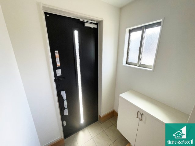 高槻市川西町　第1期　新築一戸建ての玄関|シューズボックスにはたくさんの靴が収納できるので玄関周りはいつもスッキリ！ご家族が増えても安心！