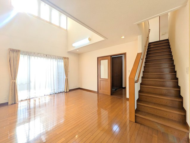 南矢島町戸建ての居間・リビング