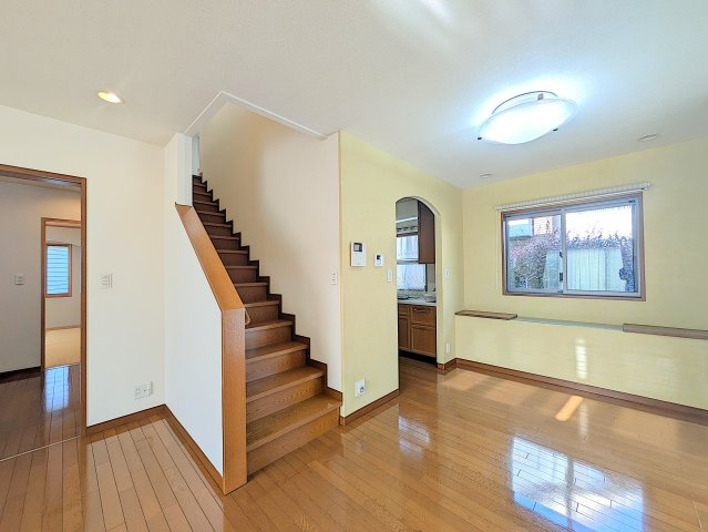 南矢島町戸建ての居間・リビング