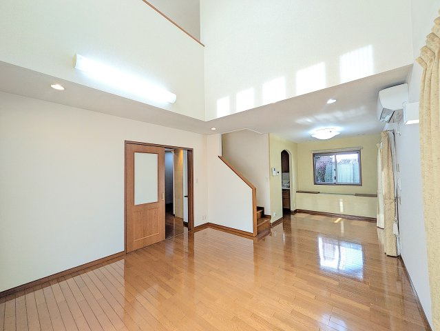 南矢島町戸建ての居間・リビング