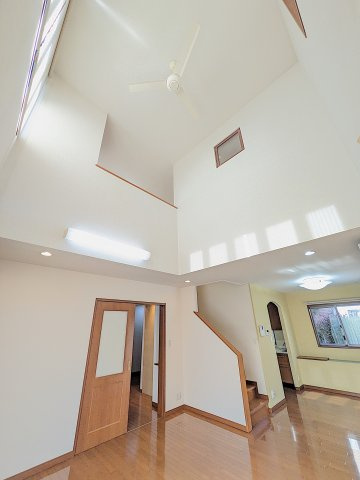 南矢島町戸建ての居間・リビング