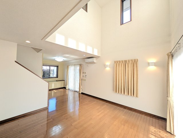 南矢島町戸建ての居間・リビング