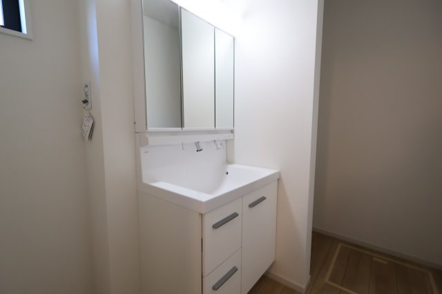 《仲介手数料無料》西区西大宮３丁目52-19新築一戸建てKEIAI GRACEの独立洗面台