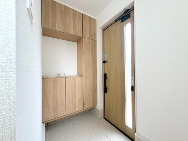 ファーストタウン　岐阜市八ツ梅町第１　全２区画分譲の玄関|大容量のシューズ収納付きで玄関周りもすっきり！玄関ドアからの光が玄関ホールを明るくしてくれます。