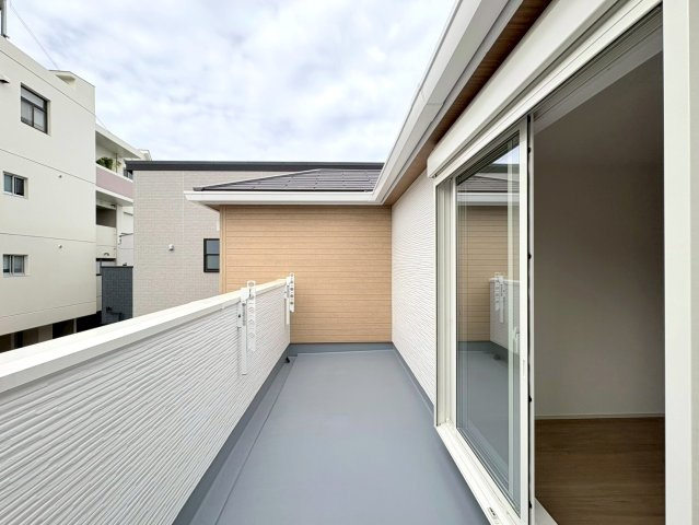 ファーストタウン　岐阜市八ツ梅町第１　全２区画分譲のバルコニー|バルコニーは南向きで洗濯物もよく乾きます！強度と表面積硬度を持つFPRで防水しています。