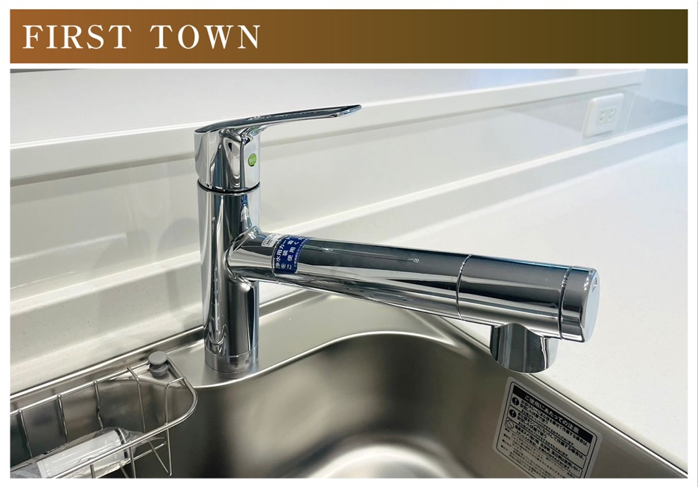 ファーストタウン　岐阜市八ツ梅町１丁目第１　全２区画分譲のキッチン|カウンタースペースがついた広々キッチン。浄水器組込み水栓でシンクまわりがスッキリお使いいただけます。