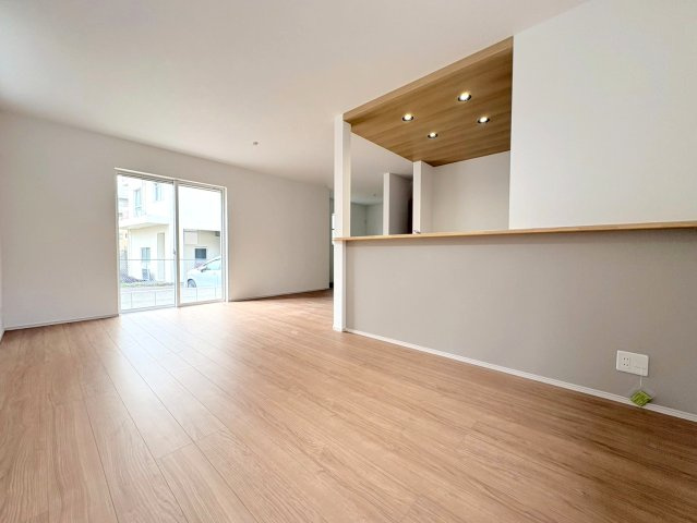 ファーストタウン　岐阜市八ツ梅町第１　全２区画分譲の居間・リビング|フローリング材は床材に受ける様々な傷や、温度・湿度変化によるクラックの発生を大幅に抑える特殊加工。