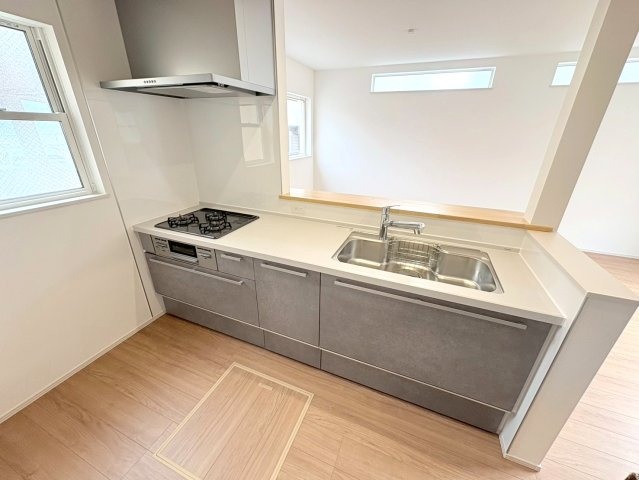ファーストタウン　岐阜市八ツ梅町第１　全２区画分譲のキッチン|浄水器組込み水栓でシンクまわりがスッキリひろびろお使いいただけます。