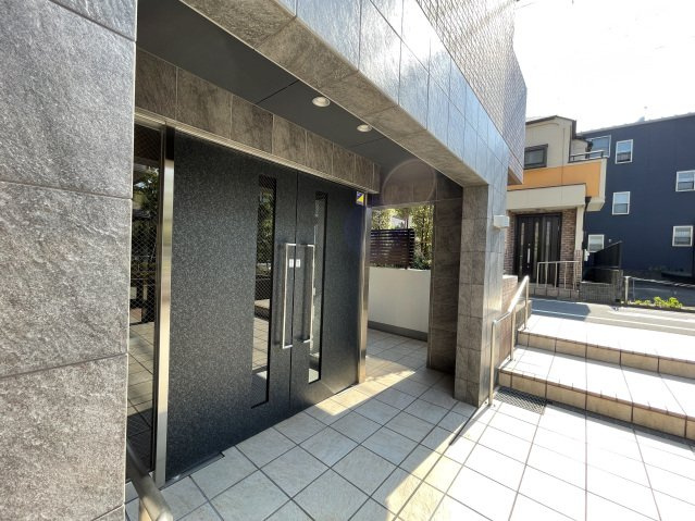 スカイコートパレス千川のエントランス