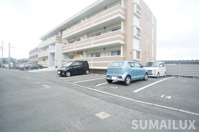 ナツ・グランジュの駐車場