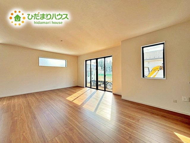 【居間・リビング】 | ひたちなか市足崎1期　新築戸建　2号棟 | リビングの窓からはあたたかな日差しが差し込みます(*'▽')