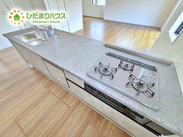 【キッチン】 | ひたちなか市足崎1期　新築戸建　2号棟 | 3口コンロでお料理する時間も短くなりそうですね(*‘∀‘)