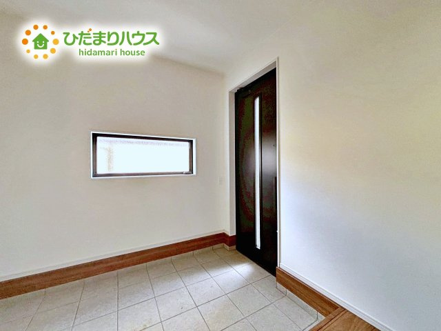 【玄関】 | ひたちなか市足崎1期　新築戸建　2号棟 | 玄関がひろいので親子で並んで仲良く靴が履けますね(^^)/