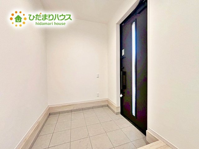 【玄関】 | ひたちなか市足崎1期　新築戸建　4号棟 | 玄関がひろいので親子で並んで仲良く靴が履けますね(^^)/