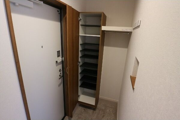 REGALEST観音の玄関|シューズボックス付きの玄関です