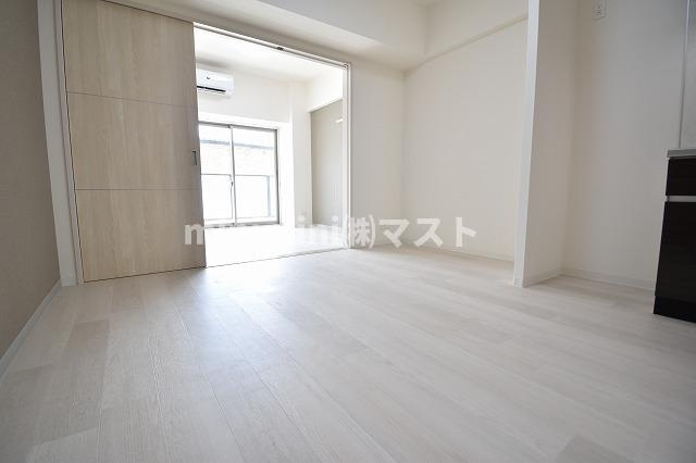 大阪市東成区東今里３丁目の賃貸マンションの居間・リビング