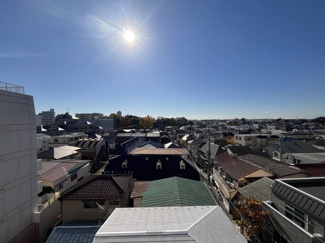 【展望】 | 眼前に広がる空の雄大さと、このお部屋の自慢の一つである「眺望」をご覧ください。毎日、この景色を独り占めできる新生活に夢が広がります。～即日のご見学可能～　お問合せはお気軽にどうぞ。
