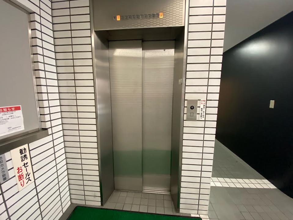 笹塚総榮ビルのエントランス