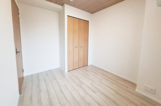 【寝室】 | ソフィア泉ヶ丘パークヴェール | クロス張り替え済！綺麗な壁紙で部屋が明るく見えて気持ちも明るくなりますね♪