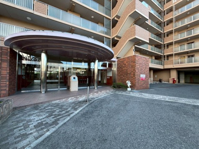 【エントランス】 | ソフィア泉ヶ丘パークヴェール | ココカラファイン泉ヶ丘駅店まで徒歩１５分！消耗品のお買い物に便利ですね♪