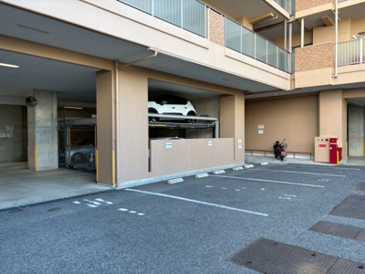 【駐車場】 | ソフィア泉ヶ丘パークヴェール | 【駐車場】敷地内駐車場空有ますよ（月額3000円～15000円）！愛車の置き場所に困りませんね！