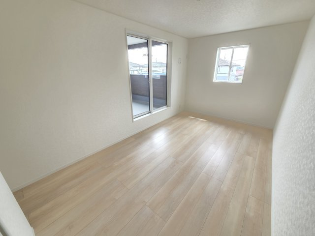 新築　みどり市大間々町大間々第12　Cradle Garden　1号棟の洋室|現地写真　2階の主寝室です。2面採光なので風通しがよく明るいお部屋です。