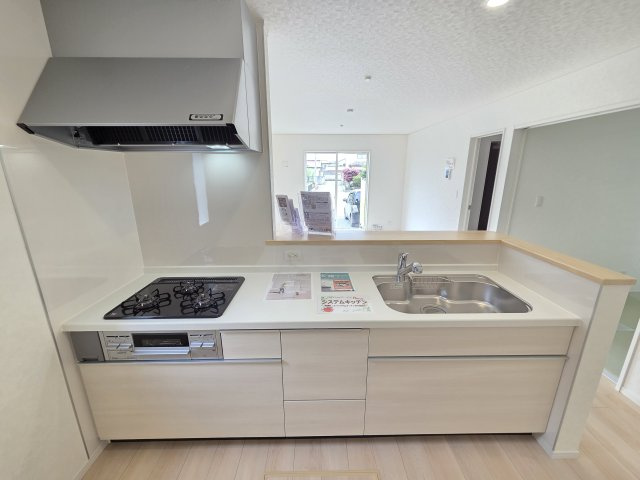 新築　みどり市大間々町大間々第12　Cradle Garden　1号棟のキッチン|現地写真　2550ｍｍサイズのキッチンは作業スペースが広く使いやすいです！シンクも広々で洗い物も楽々♪