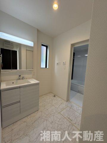 平塚市岡崎  新築戸建の独立洗面台|独立洗面台、小物を置くことができて便利です