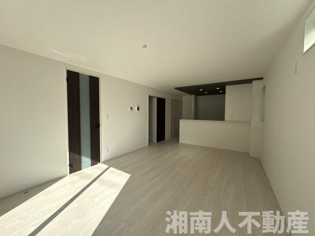 平塚市岡崎  新築戸建の居間・リビング|おしゃれな居間です